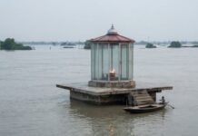 चारों तरफ पानी और बीच में जल रही अखंड ज्योति, प्रयागराज में आस्था का अद्भुत नजारा, जानें मचान वाले बाबा की पूरी कहानी Prayagraj Akhand Jyoti