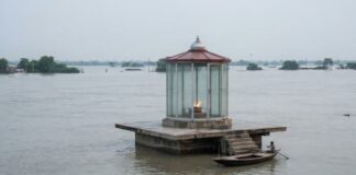 चारों तरफ पानी और बीच में जल रही अखंड ज्योति, प्रयागराज में आस्था का अद्भुत नजारा, जानें मचान वाले बाबा की पूरी कहानी Prayagraj Akhand Jyoti