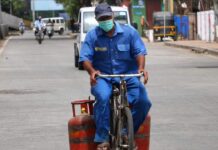 LPG Cylinder Price: त्योहारी सीजन शुरू होते ही LPG के दाम जारी, दिल्ली-मुंबई में कितना हुआ रेट? LPG Cylinder Price Today