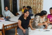 DU में हॉस्टल की किल्लत! PG पर निर्भर हैं दूसरे शहरों से आने वाले छात्र, लाखों छात्रों के लिए सीटें बेहद कम Delhi University hostel shortage