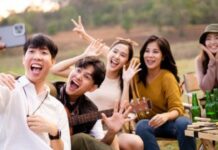 क्या Gen Z सच में फोन में घुसी रहती है? नए सर्वे ने बताया सच, जानें क्या है असली वजह Gen Z really glued to their phones? A new survey reveals the truth