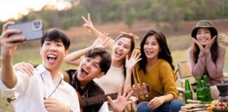 क्या Gen Z सच में फोन में घुसी रहती है? नए सर्वे ने बताया सच, जानें क्या है असली वजह Gen Z really glued to their phones? A new survey reveals the truth