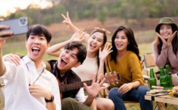 क्या Gen Z सच में फोन में घुसी रहती है? नए सर्वे ने बताया सच, जानें क्या है असली वजह Gen Z really glued to their phones? A new survey reveals the truth