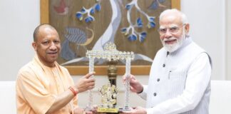 पीएम आवास से निकले सीएम योगी, पीएम मोदी के साथ 1 घंटे चला सियासी मंथन CM Yogi leaves PM residence one-hour political consultation with PM Modi