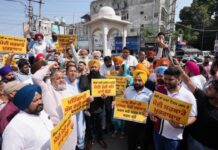 लोग पहले से ही महंगाई से परेशान हैं, मोदी सरकार ने अब एक और वित्तीय बोझ थोप दिया है: आप नेता Aam Aadmi Party protest