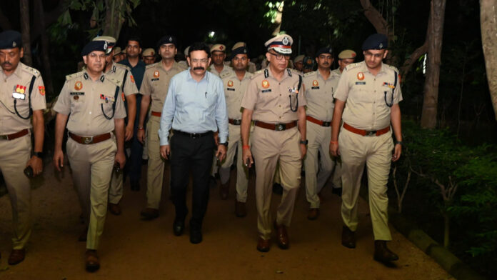 सुरक्षा के मोर्चे पर खुद मैदान में उतरे दिल्ली पुलिस आयुक्त, पिंक बूथ से पार्क तक पैदल गश्त