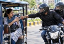 ई-रिक्शा में सफर के दौरान चोरी हुआ नया iPhone 18 Pro, बदमाश पलक झपकते ही छीनकर हुए फरार iPhone 18 pro Snatching