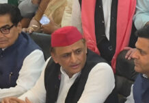 राज्यसभा चुनाव के लिए सपा उम्मीदवार रामगोपाल यादव और धनराज नथवाणी ने अखिलेश यादव की मौजूदगी में नामांकन किया दाखिल