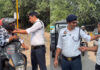 'जादू मत करो, सुरक्षित चलो', ट्रैफिक पुलिस देखते ही बाइक पर 3 से हो गए 2 सवार, पुलिसकर्मी ने दिया सेफ्टी का पाठ