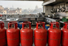 त्योहारों से पहले झटका, अक्टूबर की शुरुआत में महंगा हुआ LPG सिलेंडर, जानें अपने शहर का ताजा रेट