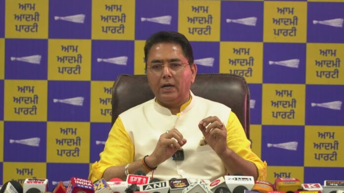 कांग्रेस आम पंजाबियों से सुविधाएं छीनना चाहती है जबकि उसके अपने नेता सब्सिडी का मज़ा ले रहे हैं: अमन अरोड़ा