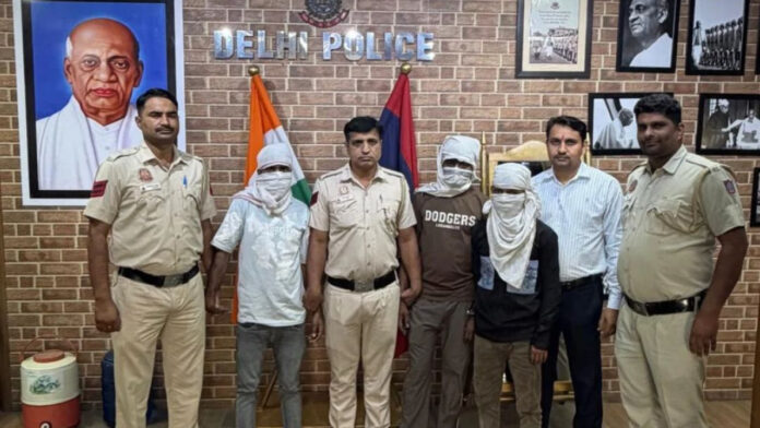 नरेला में चोरी की वारदात का पर्दाफाश, तीन आरोपी गिरफ्तार, शिव-पार्वती की पीतल की मूर्ति और नकदी बरामद, दूसरे मामले में दो लैपटॉप भी मिले