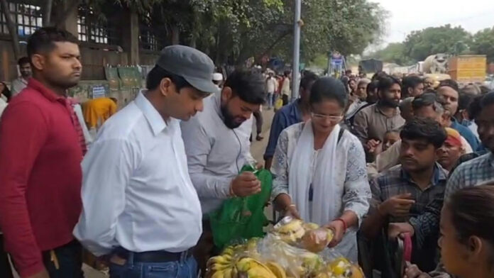 एम्स के बाहर इंसानियत की मिसाल, जरूरतमंद मरीजों तक पहुंचाया मदद का हाथ