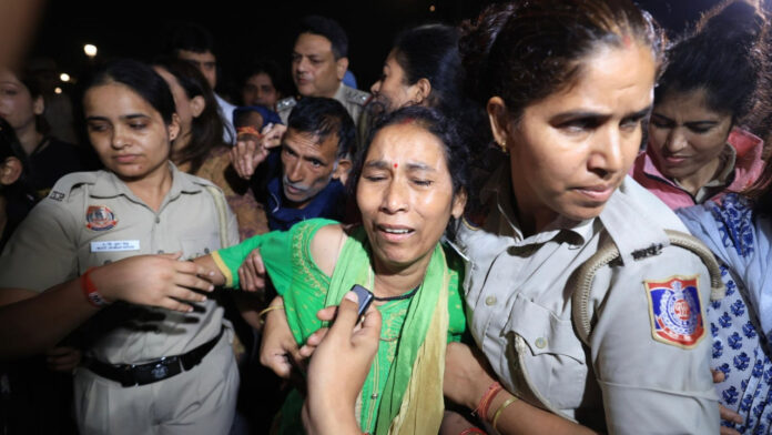 अंकिता भंडारी के माता-पिता को दिल्ली पुलिस ने हिरासत में लिया, कुछ देर बाद छोड़ा; दुष्यंत गौतम की नियुक्ति के खिलाफ प्रदर्शन तेज