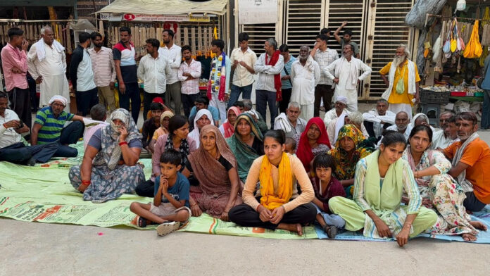 प्रेमानंद महाराज के आश्रम के बाहर धरने पर बैठे लापता किशोर के परिजन, सकुशल बरामदगी की मांग