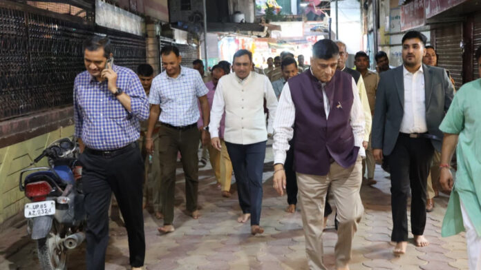 बांके बिहारी मंदिर में श्रद्धालुओं की सुविधाओं का लिया जायजा, अधिकारियों ने परखी व्यवस्थाएं