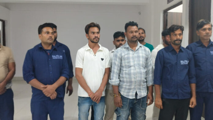 बांके बिहारी मंदिर के सफाईकर्मियों का 14 माह का वेतन अटका, डीएम से लगाई गुहार