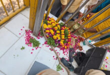 बांके बिहारी मंदिर में सुरक्षागार्डों का लापरवाही, जूते-चप्पलों के पास रखीं फूलमालाएं
