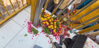 बांके बिहारी मंदिर में सुरक्षागार्डों का लापरवाही, जूते-चप्पलों के पास रखीं फूलमालाएं