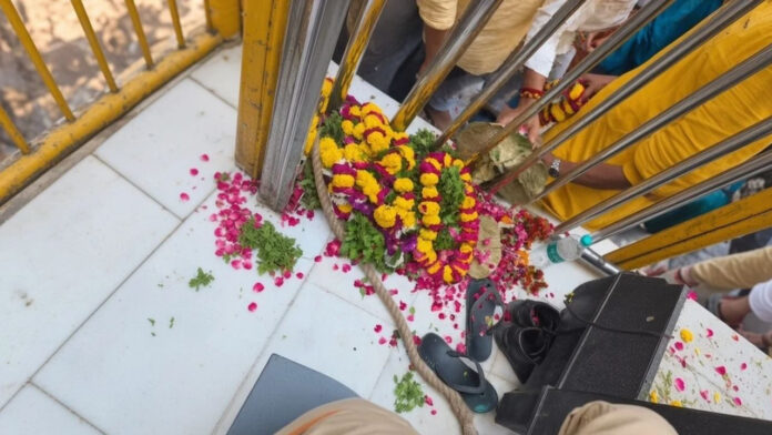 बांके बिहारी मंदिर में सुरक्षागार्डों का लापरवाही, जूते-चप्पलों के पास रखीं फूलमालाएं