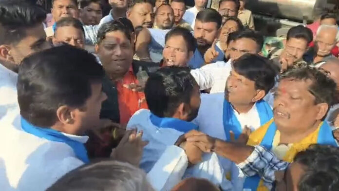 मंत्री कपिलदेव और सपा नेता राकेश शर्मा में ‘माइक की जंग’: वाल्मीकि जयंती पर दोनों भिड़े