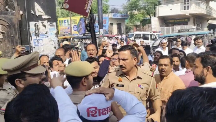 MLC चुनाव में भाजपा-सपा कार्यकर्ता भिड़े, कॉलेज गेट पर धक्का-मुक्की