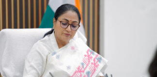 कहीं भंडारण में कीट, तो कहीं बिना दस्तानों के खाद्य पदार्थ संभालते मिले कर्मचारी; जांच के लिए लिए गए नमूने