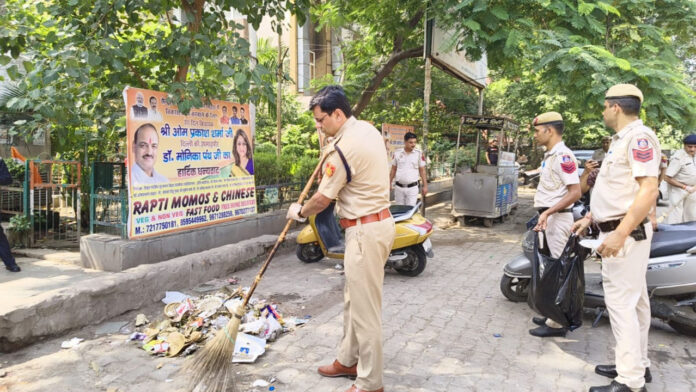 सड़क से बाजार तक सफाई का अभियान, डीसीपी राजेंद्र प्रसाद मीणा ने खुद संभाली कमान