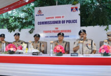 वर्दी के पीछे की आवाज भी सुनी जाएगी, ट्रैफिक पुलिस मुख्यालय पहुंचे पुलिस आयुक्त अनुराग कुमार, कर्मचारियों की समस्याओं पर लिया संज्ञान
