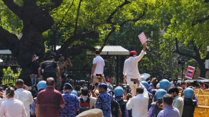 पहले बैरिकेड पर चढ़े फिर आकाशवाणी परिसर पहुंचे राहुल-प्रियंका, पेड़ की छांव में धरने पर बैठे