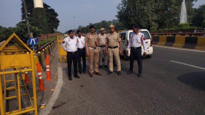 एयरपोर्ट रूट पर खाकी का पहरा, ट्रैफिक की रफ्तार बरकरार