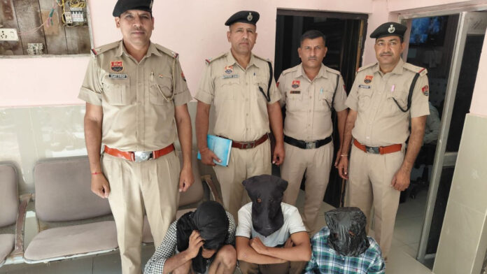 सिविल लाइन थाना पुलिस की बड़ी सफलता: चोरी के मामले में 3 आरोपी गिरफ्तार, चोरी हुआ लैपटॉप व बैग बरामद