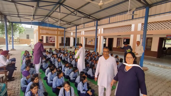 लायंस क्लब रतिया सिटी ने खाई स्कूल में लगाया सेवा लंगर