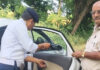 वाहनों के शीशों पर ब्लैक फिल्म लगाने वालों पर यातायात पुलिस फतेहाबाद का शिकंजा, कार का चालान कर मौके पर उतरवाई काली फिल्म