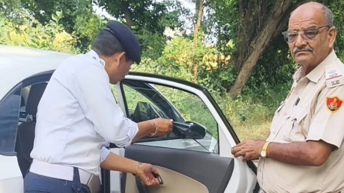 वाहनों के शीशों पर ब्लैक फिल्म लगाने वालों पर यातायात पुलिस फतेहाबाद का शिकंजा, कार का चालान कर मौके पर उतरवाई काली फिल्म