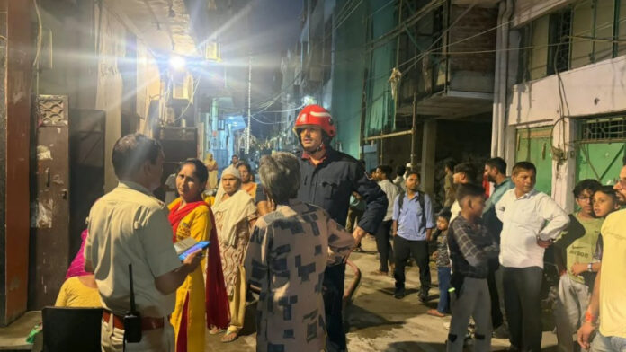 विश्वास नगर की राम गली में मकान में लगी आग, दमकल की दो गाड़ियों ने 10 मिनट में पाया काबू