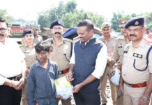 झुग्गी-झोपड़ियों में पहुंची खाकी, गरीब परिवारों को बांटी खाद्य सामग्री; पुलिस कमिश्नर ने सुनीं समस्याएं