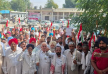 बारिश व ओलावृष्टि से खराब हुई फसलों का मुआवजा देने की मांग को लेकर किसानों ने SDM को सौंपा मांग पत्र