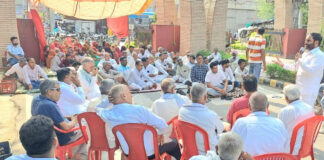 अग्रोहा में पेयजल संकट को लेकर धरने पर पहुंचे बृज लाल बहबलपुरिया, ग्रामीणों की मांगों को दिया समर्थन