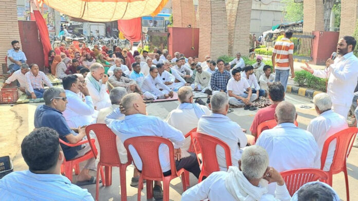 अग्रोहा में पेयजल संकट को लेकर धरने पर पहुंचे बृज लाल बहबलपुरिया, ग्रामीणों की मांगों को दिया समर्थन
