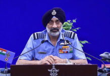 फ्लाईदुबई फ्लाइट में हमले का शिकार हुए पायलट की IAF चीफ ने की तारीफ, बोले- दिखाई असाधारण बहादुरी