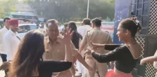 SSP ऑफिस के बाहर किन्नरों का हाईवोल्टेज ड्रामा, कार पर चढ़कर किया हंगामा बाइक सवार को मारी लात