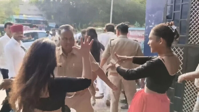 SSP ऑफिस के बाहर हाईवोल्टेज ड्रामा, नग्न कार पर चढ़े किन्नर, बाइक सवार को मारी लात