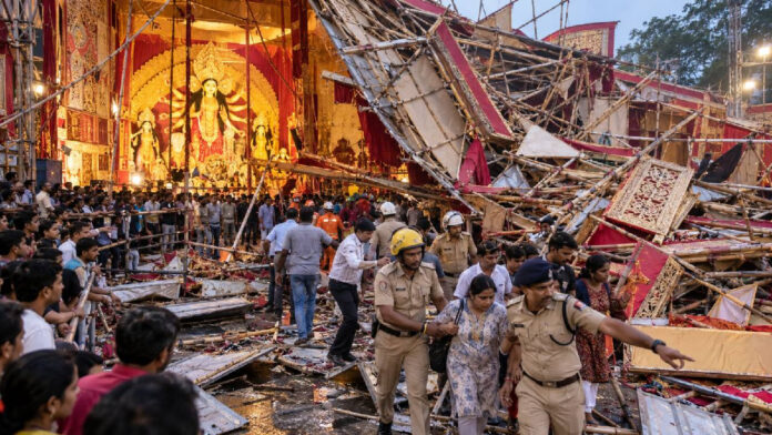 कोलकाता में दुर्गा पूजा उत्सव के बीच पंडाल ढहा, पांच की मौत, दर्जनों जख्मी