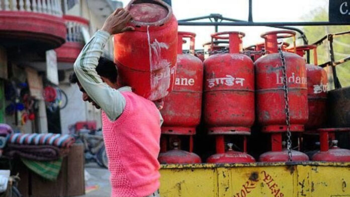 पाकिस्तान में LPG सिलेंडर 8000 पार, क्या भारत में भी महंगी हुई गैस? जानें आज के ताजा रेट
