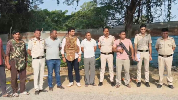 एक लाख के इनामी बदमाश से मुठभेड़, पैर में गोली लगने के बाद गिरफ्तार