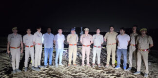 छिनैती के फरार आरोपियों से पुलिस की मुठभेड़, पैर में लगी गोली, सोने की चेन और बाइक बरामद