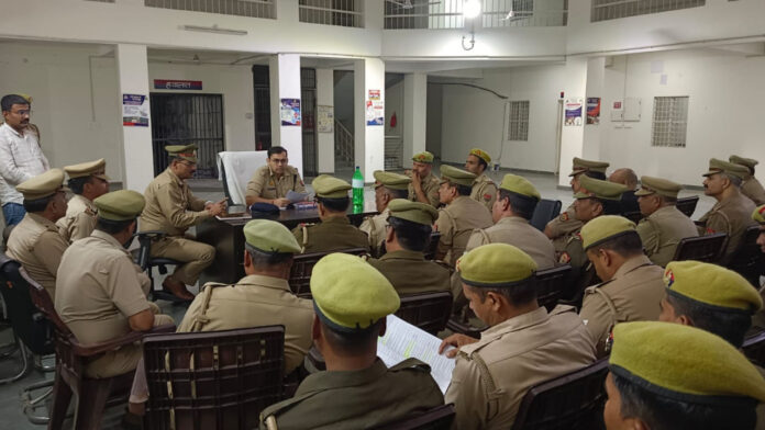 मुजफ्फरनगर: खालापार थाने में देर रात पुलिस अधिकारियों की बैठक, अपराधियों पर शिकंजा कसने और गश्त बढ़ाने के निर्देश