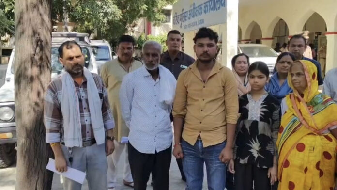 बादल ठाकुर की मौत के 5 दिन बाद भी गिरफ्तारी नहीं: एसएसपी कार्यालय पर परिजनों का छलका दर्द