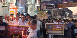मुजफ्फरनगर: सड़क हादसे में जान गंवाने वाले दरोगा अरुण चाहर को कैंडल मार्च निकालकर दी श्रद्धांजलि, नम आंखों से किया याद